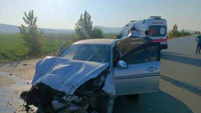   Hatay’ın Kırıkhan ilçesinde, seyir halindeki bir traktör ile otomobilin