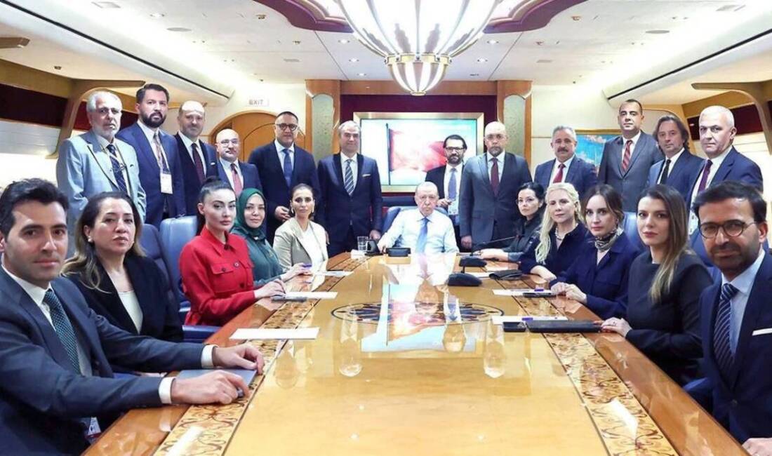 Cumhurbaşkanı Recep Tayyip Erdoğan, Katar’ın başkenti Doha dönüşünde uçakta gazetecilerin