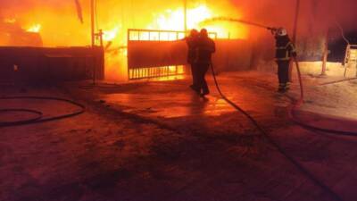 Antakya’da bir çiftlikte çıkan samanlık yangını, itfaiyenin hızlı müdahalesi sayesinde