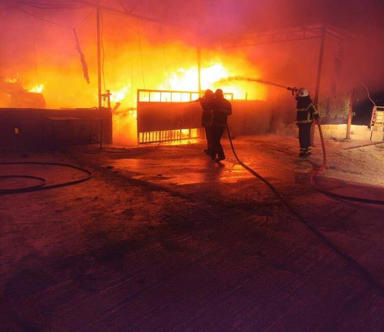 Antakya’da bir çiftlikte çıkan samanlık yangını, itfaiyenin hızlı müdahalesi sayesinde