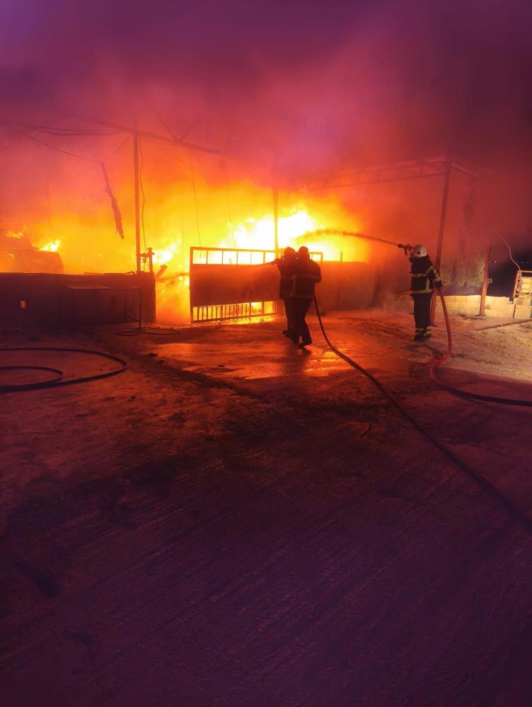 Antakya’da bir çiftlikte çıkan samanlık yangını, itfaiyenin hızlı müdahalesi sayesinde