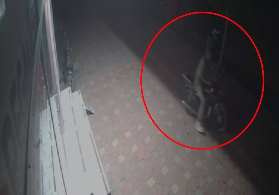 Hatay’ın Payas ilçesinde apartman önünde park halinde bulunan motosikletin, hırsız