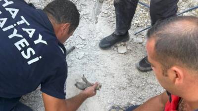 Antakya’nın Altınçay Mahallesi’nde şantiye alanında oynarken gider borusuna sıkışan bir
