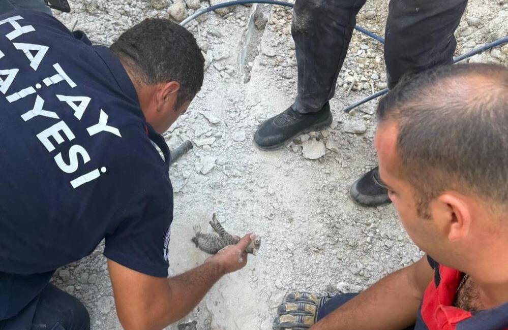Antakya’nın Altınçay Mahallesi’nde şantiye alanında oynarken gider borusuna sıkışan bir