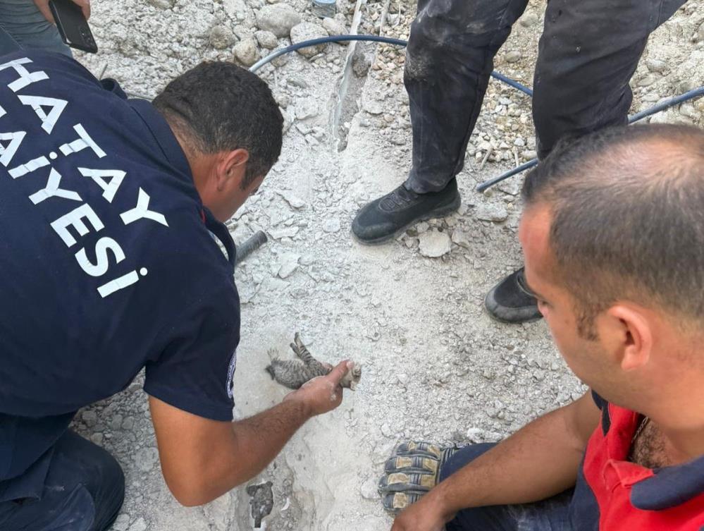 Antakya’nın Altınçay Mahallesi’nde şantiye alanında oynarken gider borusuna sıkışan bir