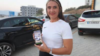 Hatay’da park halindeyken hareket eden aracı kazaya karışmadan tek eliyle