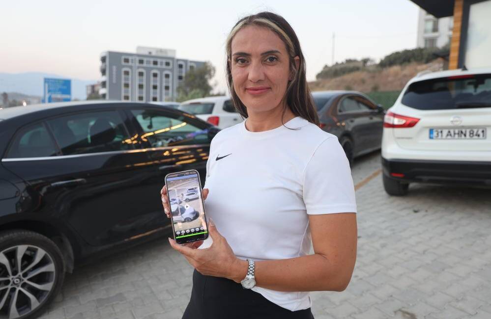 Hatay’da park halindeyken hareket eden aracı kazaya karışmadan tek eliyle