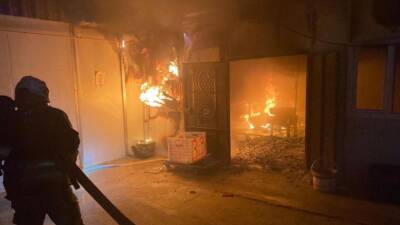 Antakya Altınçay Mahallesi’ndeki şantiye yemekhanesinde çıkan yangın, itfaiyenin hızlı müdahalesiyle