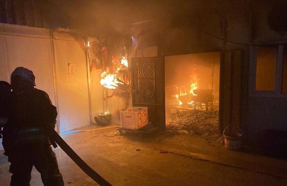 Antakya Altınçay Mahallesi’ndeki şantiye yemekhanesinde çıkan yangın, itfaiyenin hızlı müdahalesiyle