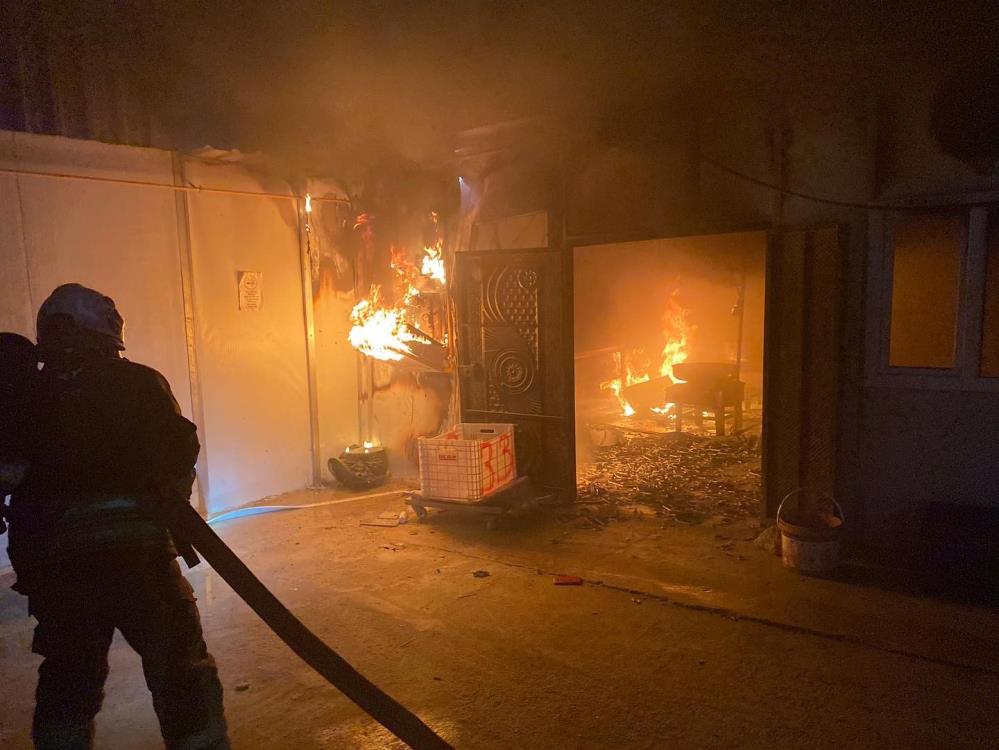 Antakya Altınçay Mahallesi’ndeki şantiye yemekhanesinde çıkan yangın, itfaiyenin hızlı müdahalesiyle