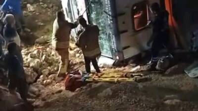 Hatay’ın Yayladağı ilçesinde, sürücüsünün direksiyon hakimiyetini kaybettiği bir kamyon uçurumdan