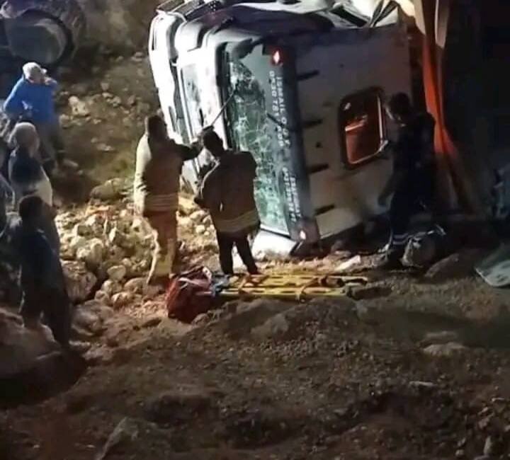 Hatay’ın Yayladağı ilçesinde, sürücüsünün direksiyon hakimiyetini kaybettiği bir kamyon uçurumdan