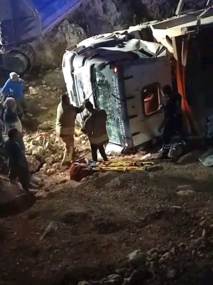 Hatay’ın Yayladağı ilçesinde, sürücüsünün direksiyon hakimiyetini kaybettiği bir kamyon uçurumdan