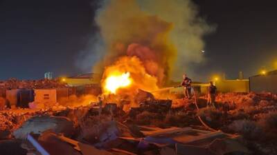 Hatay’ın Antakya ilçesinde hurdalık alanda çıkan yangın, itfaiyenin hızlı müdahalesi