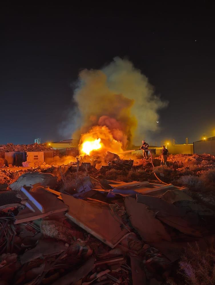 Hatay’ın Antakya ilçesinde hurdalık alanda çıkan yangın, itfaiyenin hızlı müdahalesi