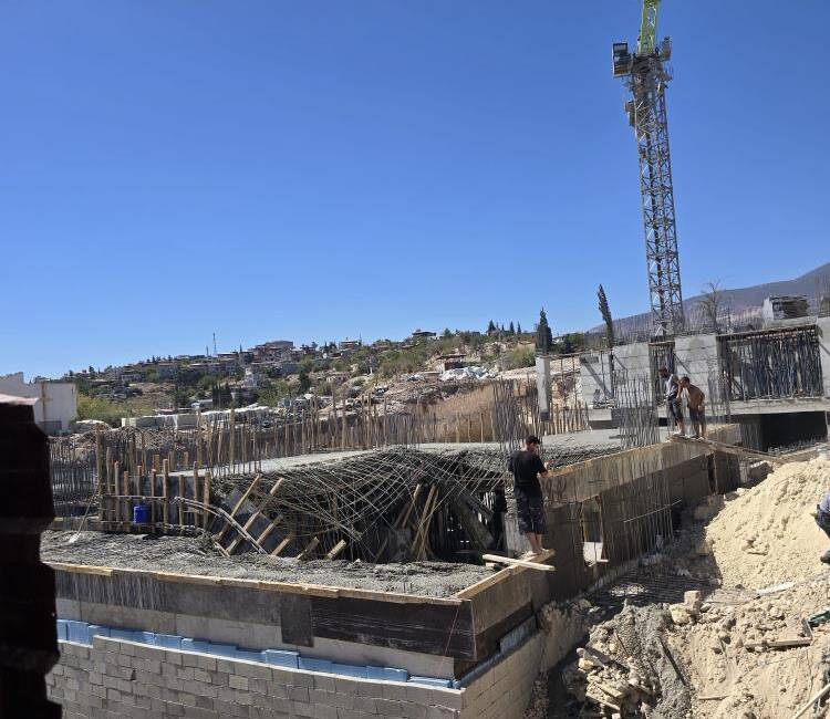 Kırıkhan’da şantiyede göçük paniği Hatay’ın Kırıkhan ilçesinde beton dökümü sırasında tablanın çökmesi sonucu göçük