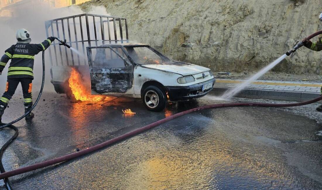 Hatay’ın Defne ilçesinde park halindeki bir kamyonet, çıkan yangın sonucu