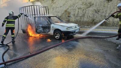 Hatay’ın Defne ilçesinde park halindeki bir kamyonet, çıkan yangın sonucu