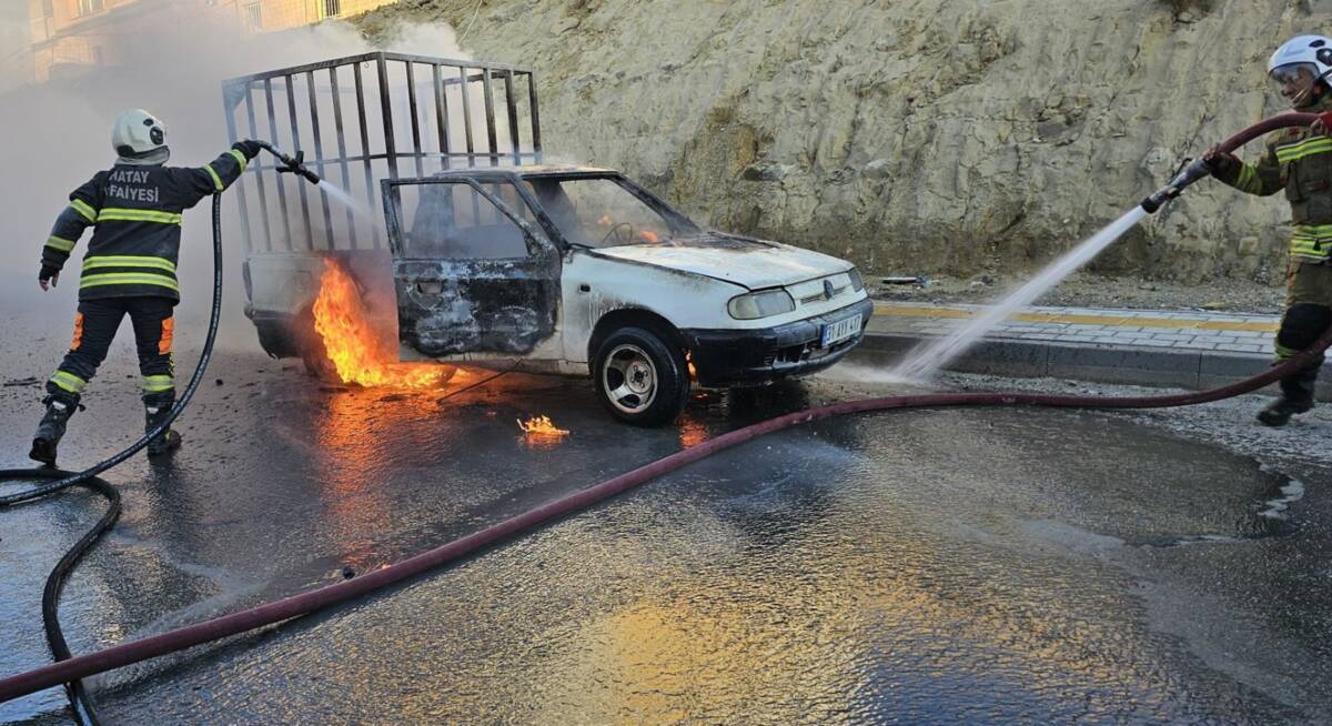 Hatay’ın Defne ilçesinde park halindeki bir kamyonet, çıkan yangın sonucu