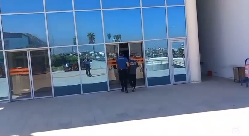 Hatay polisi aranan şahsı adalete teslim etti Hatay Emniyet Müdürlüğü ekiplerinin aranan şahıslara yönelik yürüttüğü çalışmalar sonucu,