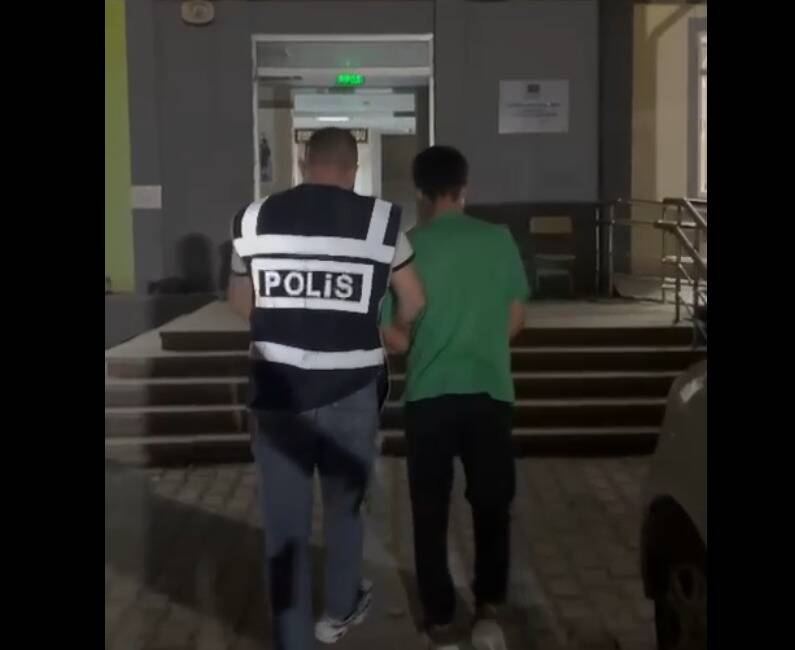 Hatay Polisi Aranan Uyuşturucu Zanlısını Tutukladı Hatay Emniyet Müdürlüğü ekipleri, 2 yıl kesinleşmiş hapis cezası bulunan