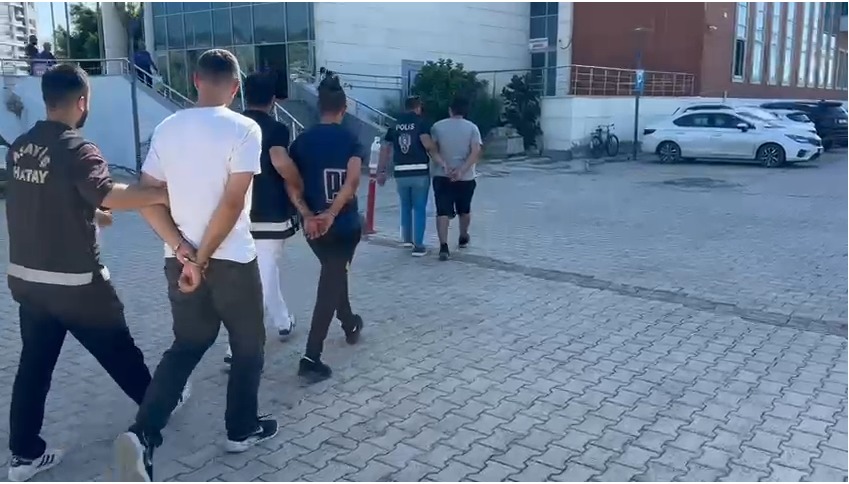 Hatay Emniyet Müdürlüğü ekipleri, aranan şahısların yakalanmasına yönelik yürüttüğü çalışmalar