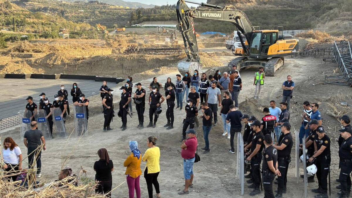 Hatay’ın Samandağ ilçesinde mandalina bahçeleri için başlatılan nöbet, sabah saatlerinde