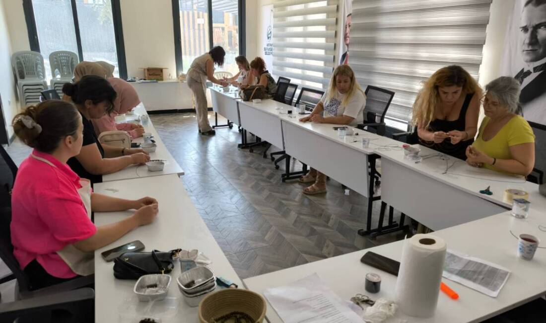Hatay’da kursiyerler hem öğreniyor hem üretiyor Hatay Büyükşehir Belediyesi (HBB), kaybolmaya yüz tutan geleneksel el sanatlarını