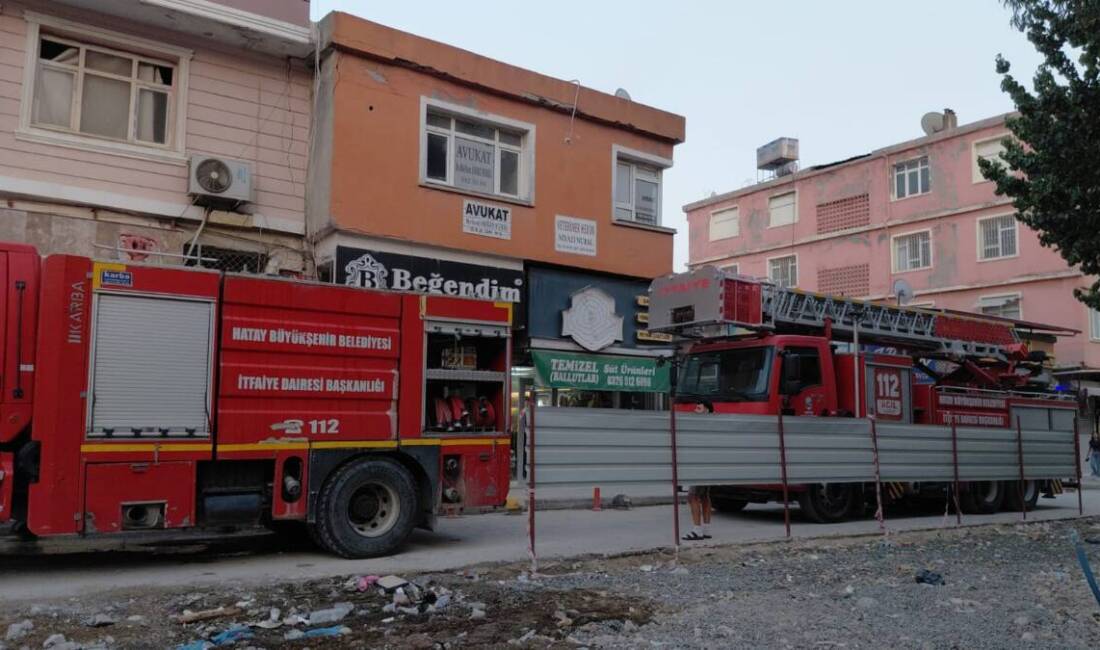 Hatay’ın Samandağ ilçesinde bir iş yerinde çıkan yangın, itfaiye ekiplerinin