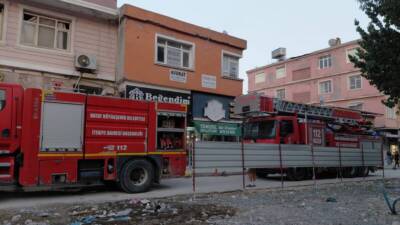 Hatay’ın Samandağ ilçesinde bir iş yerinde çıkan yangın, itfaiye ekiplerinin