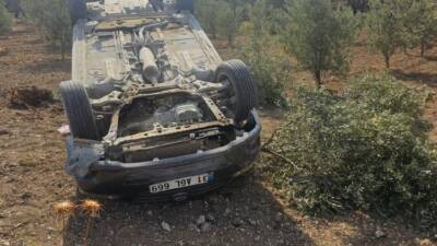 Hatay’ın Altınözü ilçesinde sürücüsünün kontrolünü kaybettiği otomobil zeytin bahçesine uçtu.