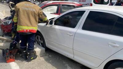 Hatay’ın Samandağ ilçesinde iki otomobilin çarpışmasıyla meydana gelen trafik kazasında