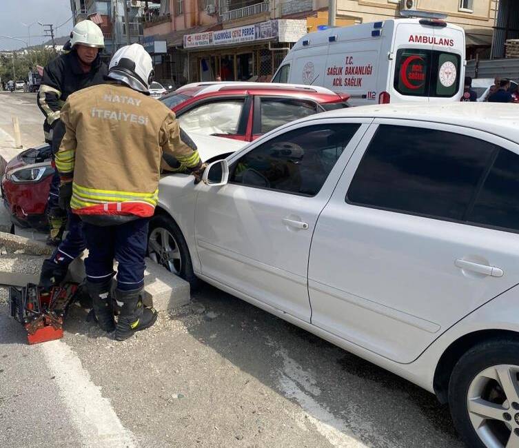 Hatay’ın Samandağ ilçesinde iki otomobilin çarpışmasıyla meydana gelen trafik kazasında