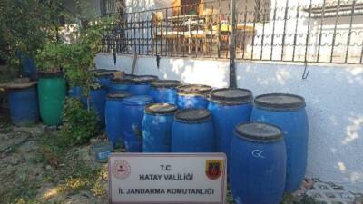 Hatay’ın Arsuz ilçesinde jandarma ekipleri, sahte içki üretimi yapılan bir
