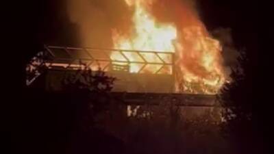 Hatay’da seyir halindeyken alevlere teslim olan plastik yüklü kamyonet yanarak