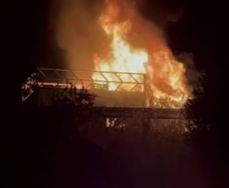 Hatay’da Trafik Vicdansızlığı: Yangına Müdahale Yok Hatay’da seyir halindeyken alevlere teslim olan plastik yüklü kamyonet yanarak