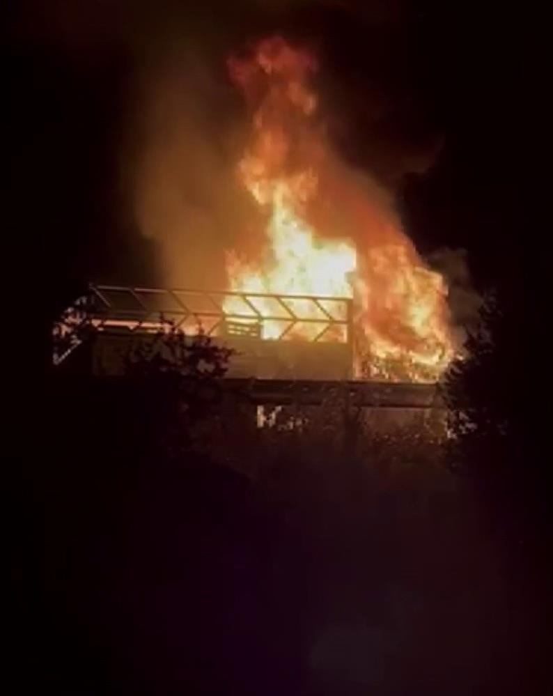 Hatay’da seyir halindeyken alevlere teslim olan plastik yüklü kamyonet yanarak