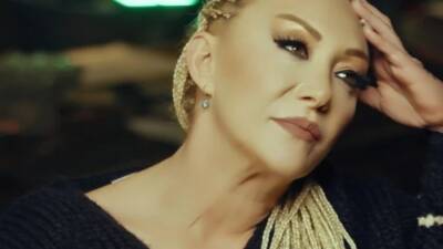 Arabesk ve fantezi müziğin sevilen sesi Güllü, Yalova Çınarcık’taki evinde