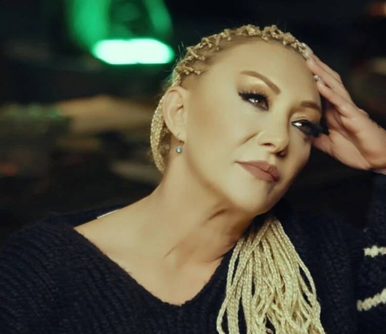 Arabesk ve fantezi müziğin sevilen sesi Güllü, Yalova Çınarcık’taki evinde