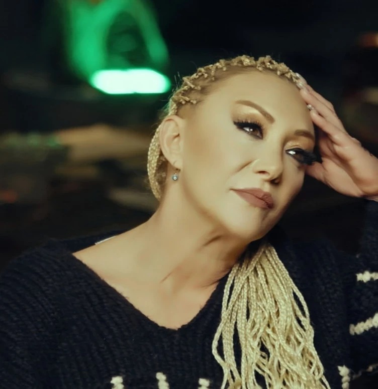 Arabesk ve fantezi müziğin sevilen sesi Güllü, Yalova Çınarcık’taki evinde