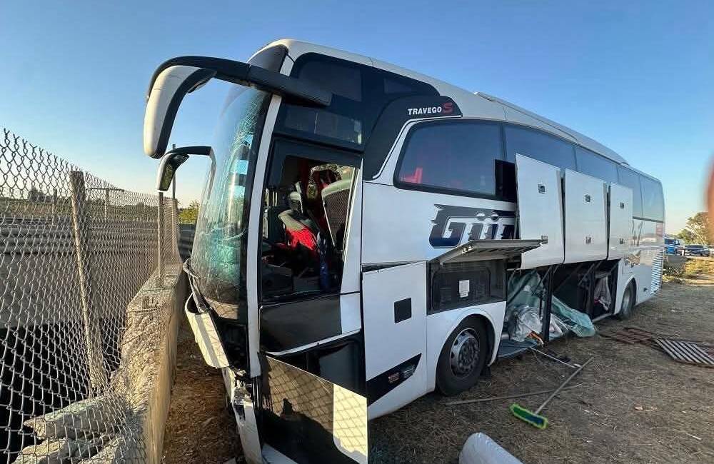 Hatay Yolcu Otobüsü Tarsus’ta Kaza Yaptı: 13 Yaralı Mersin’in Tarsus ilçesinde meydana gelen otobüs kazasında can kaybı yaşanmazken,