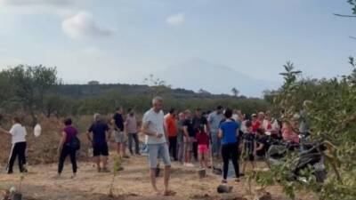 Hatay’ın Samandağ ilçesi Kurtderesi Mahallesi’nde, izinsiz yapılan ağaç sökümlerine karşı