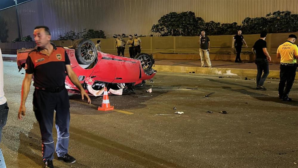 Sürücü direksiyon kontrolünü kaybetti, bilanço ağır Hatay’ın İskenderun ilçesinde sürücüsünün direksiyon hakimiyetini kaybettiği otomobil kaldırıma çıkarak