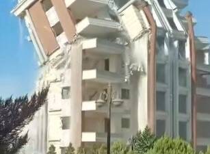 Hatay’ın Kırıkhan ilçesinde, Kahramanmaraş merkezli depremlerde ağır hasar gören bir