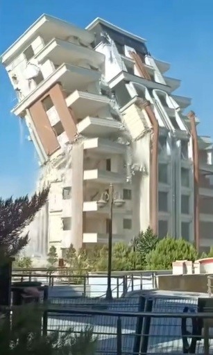 Hatay’ın Kırıkhan ilçesinde, Kahramanmaraş merkezli depremlerde ağır hasar gören bir