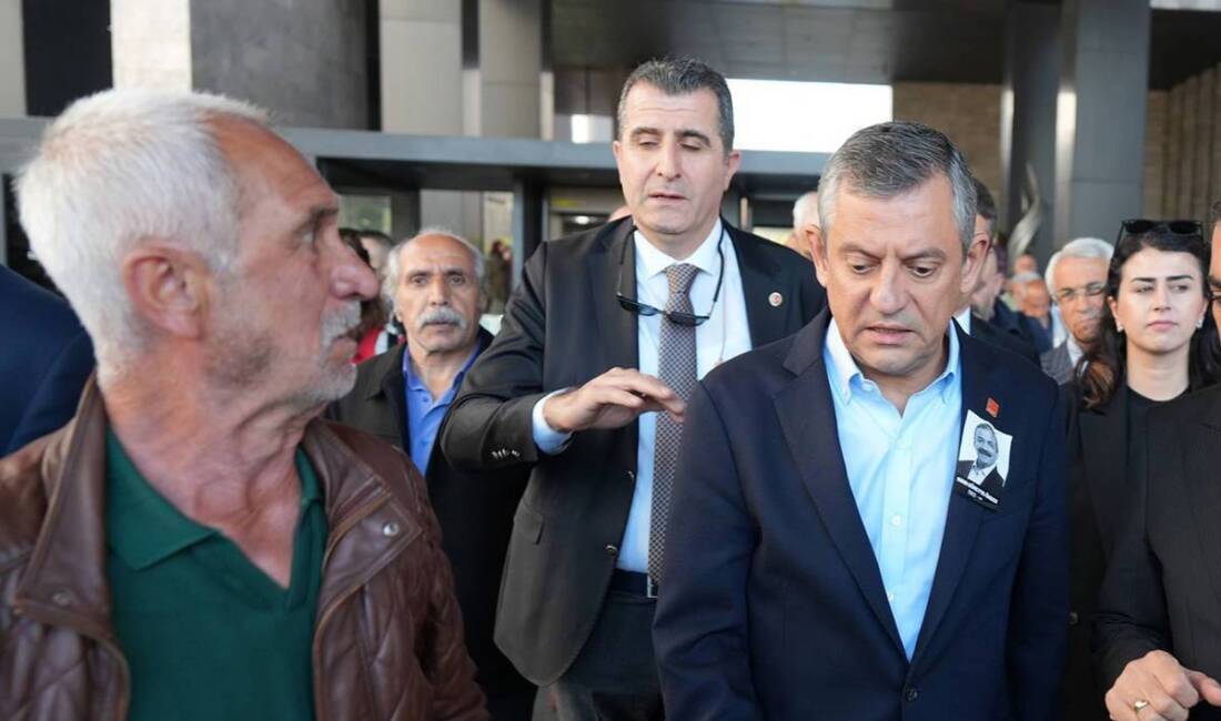 CHP Genel Başkanı Özgür Özel’e İstanbul’da düzenlenen bir cenaze töreni