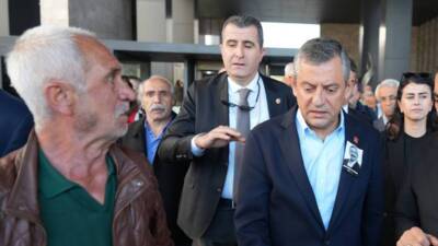 CHP Genel Başkanı Özgür Özel’e İstanbul’da düzenlenen bir cenaze töreni