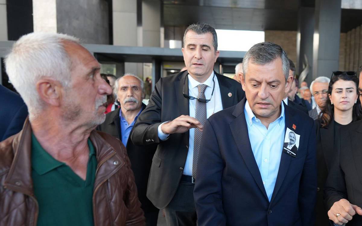 CHP Genel Başkanı Özgür Özel’e İstanbul’da düzenlenen bir cenaze töreni