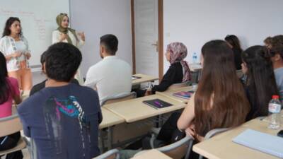 Antakya’da düzenlenen konferans, stresle başa çıkma ve psikolojik sağlamlık konusunda