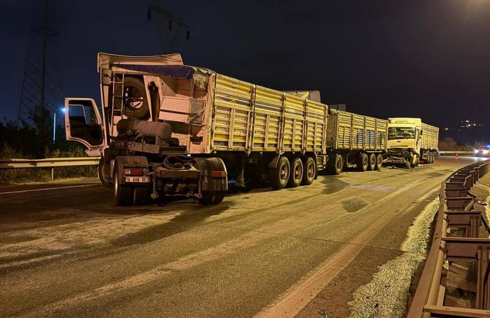 Hatay’ın Payas ilçesinde Adana–Hatay otoyolunda meydana gelen zincirleme trafik kazasında